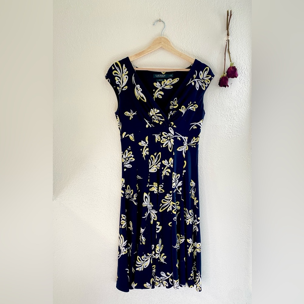 Lauren Ralph Lauren Blue Floral Fit Flare V-Neck dress. Size 4